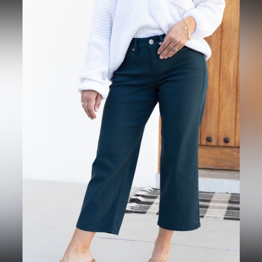 Ava Lane Boutique Crop Flare Pants Size M